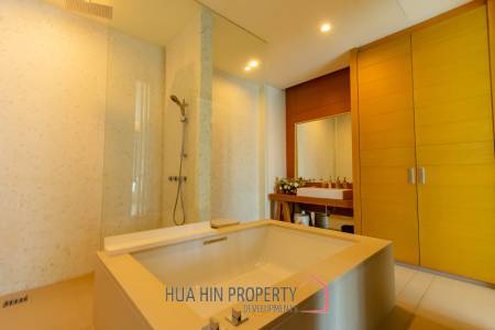 Sea-view Luxlury 3-bedroom  condominium