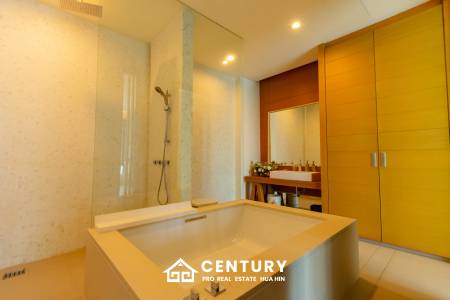 Sea-view Luxlury 3-bedroom  condominium