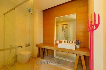 Sea-view Luxlury 3-bedroom  condominium