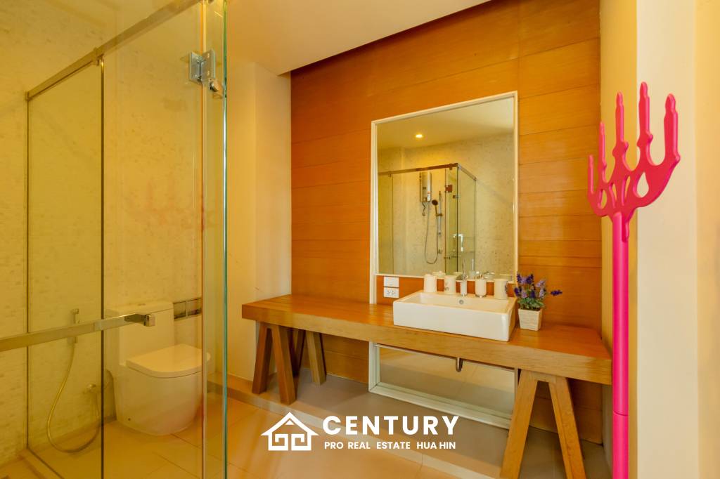 Sea-view Luxlury 3-bedroom  condominium