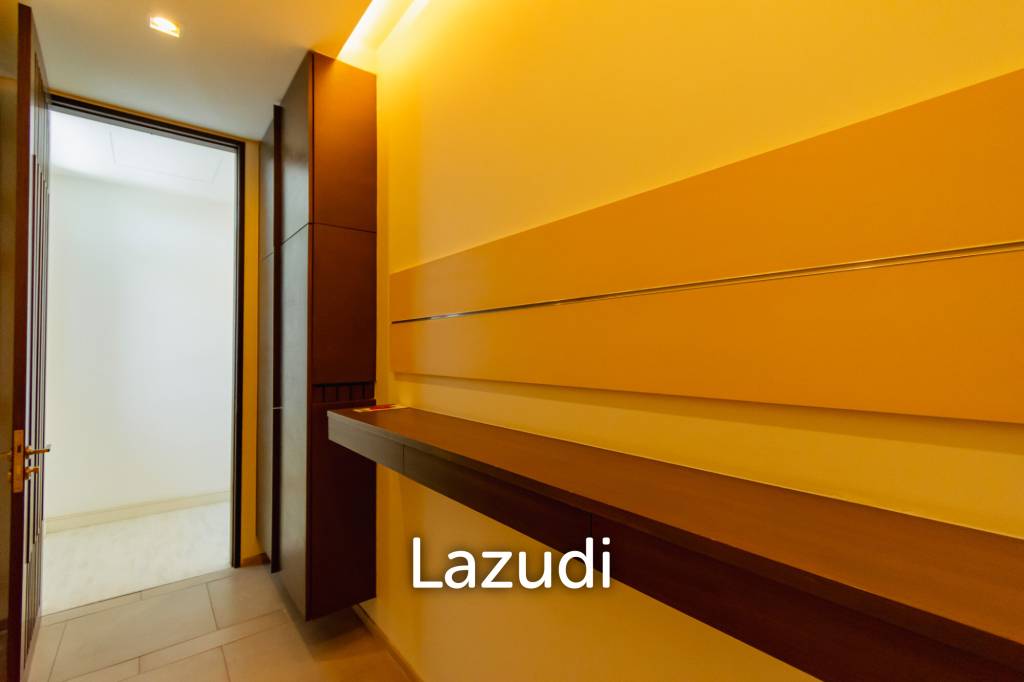 Sea-view Luxlury 3-bedroom  condominium