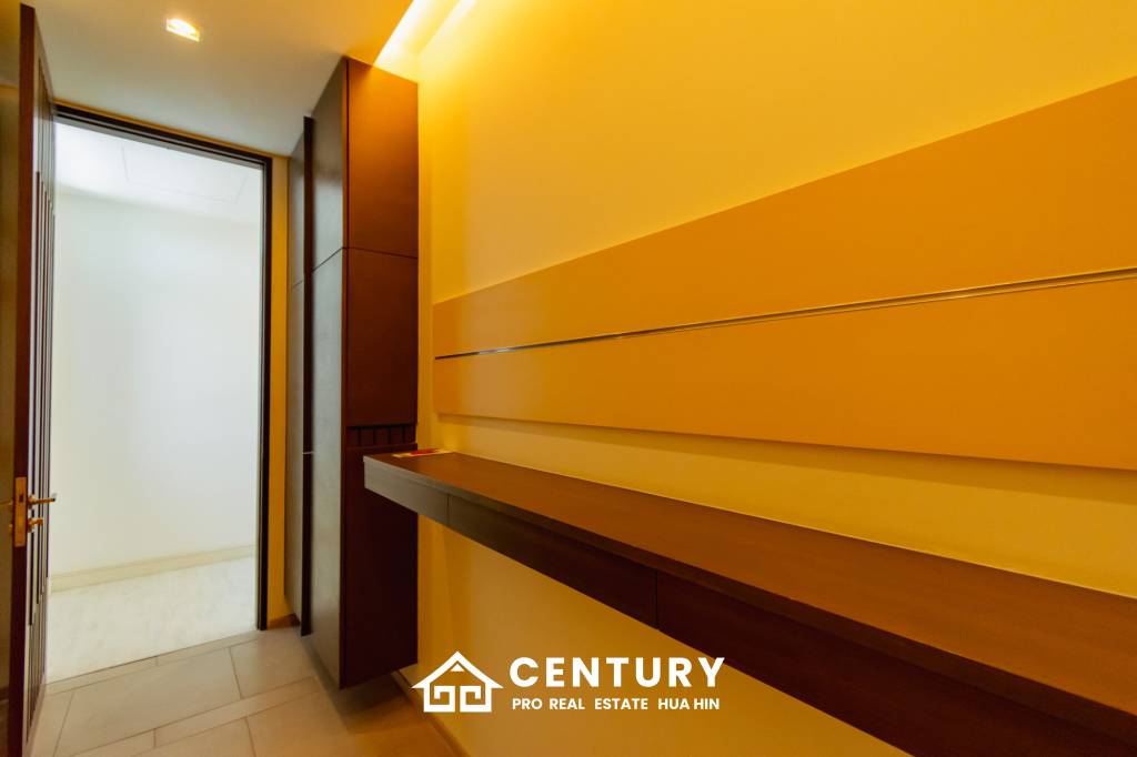 Sea-view Luxlury 3-bedroom  condominium