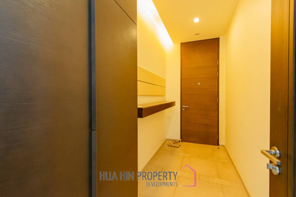 Sea-view Luxlury 3-bedroom  condominium