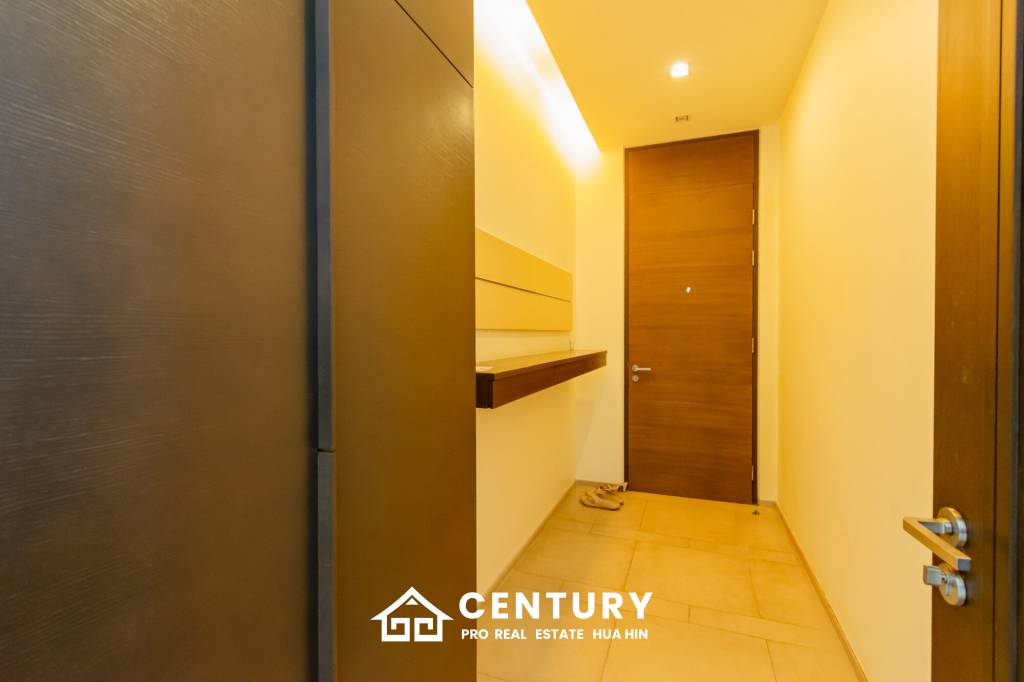 Sea-view Luxlury 3-bedroom  condominium