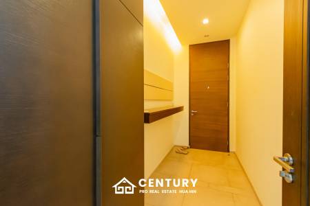 Sea-view Luxlury 3-bedroom  condominium