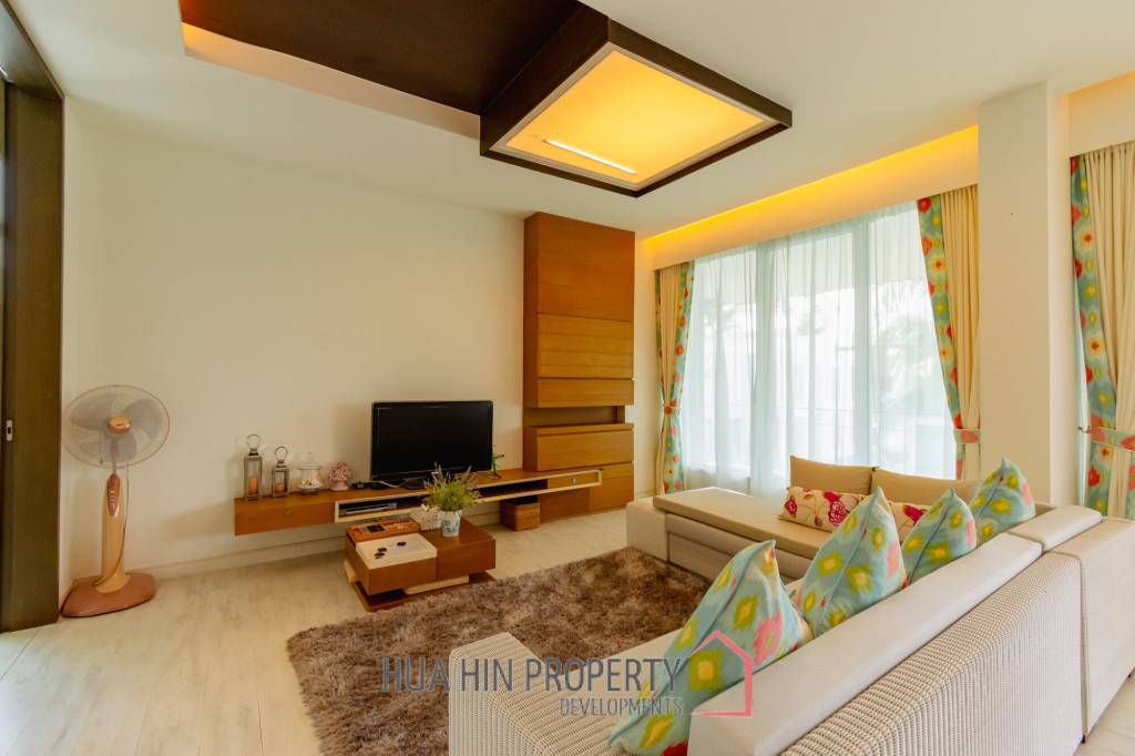 Sea-view Luxlury 3-bedroom  condominium