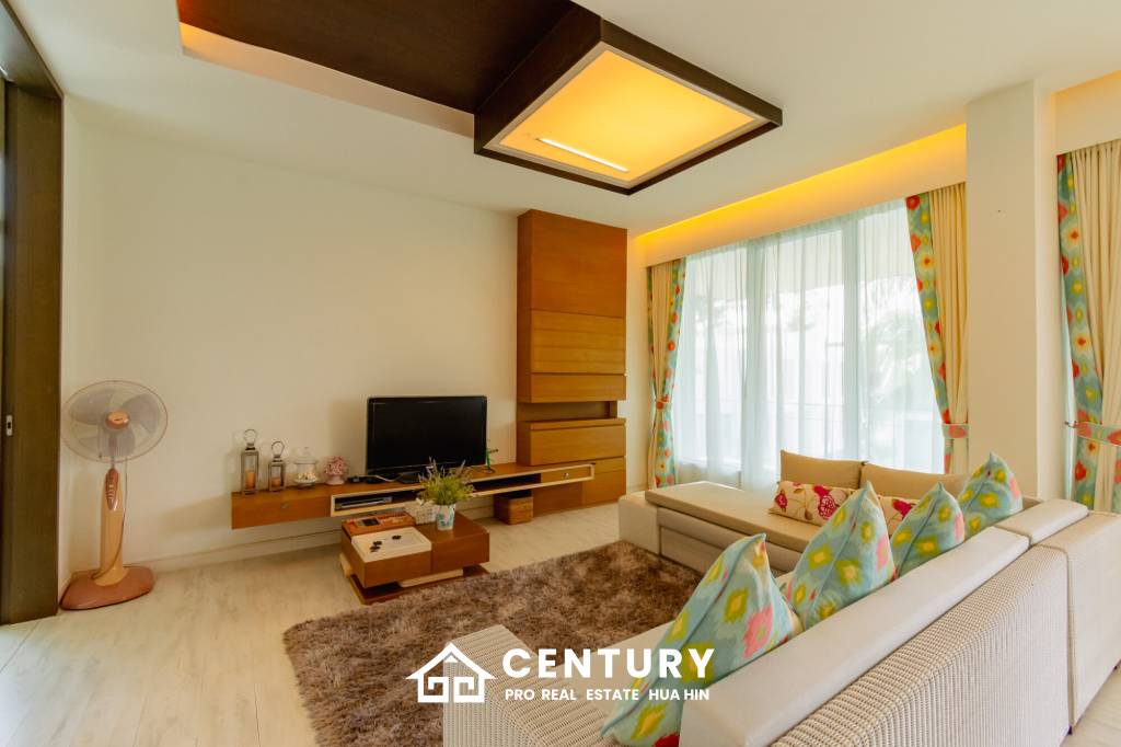 Sea-view Luxlury 3-bedroom  condominium