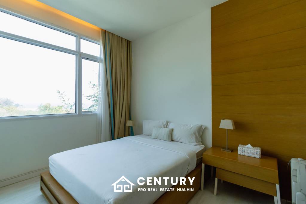 Sea-view Luxlury 3-bedroom  condominium