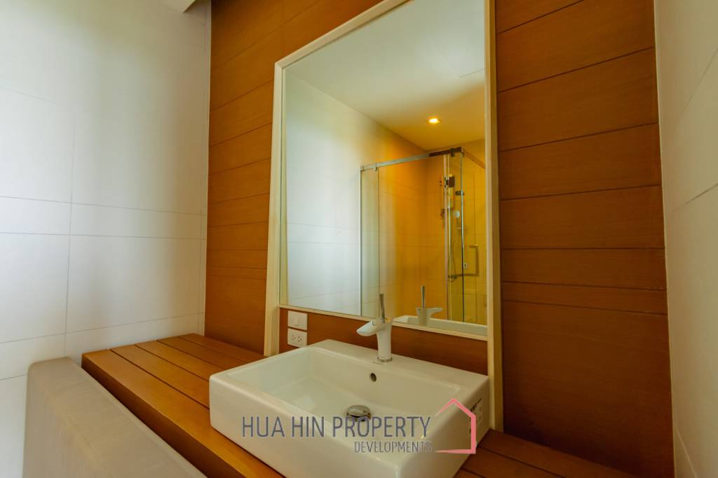 Sea-view Luxlury 3-bedroom  condominium