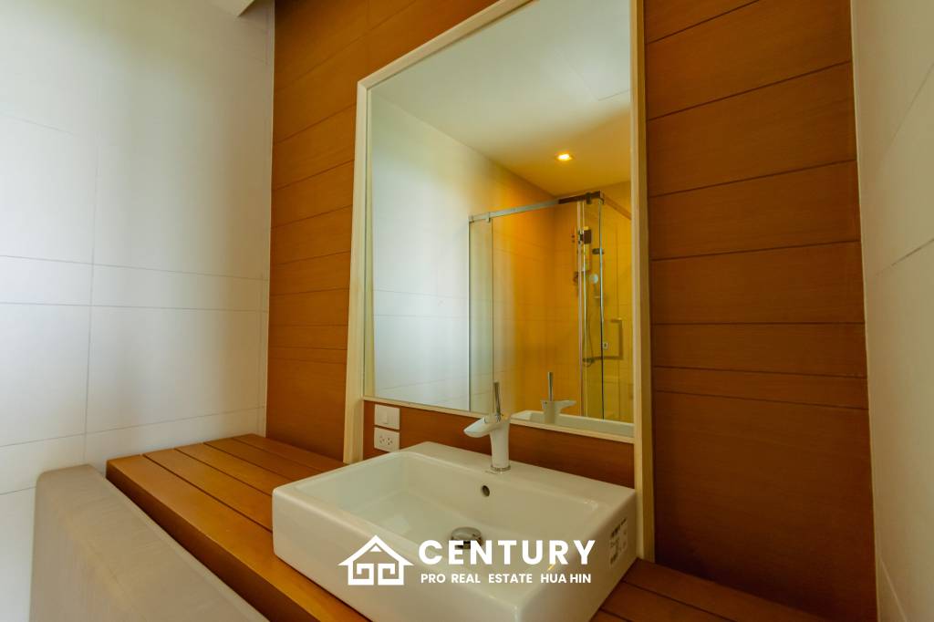 Sea-view Luxlury 3-bedroom  condominium