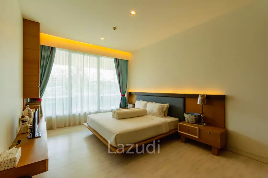 Sea-view Luxlury 3-bedroom  condominium