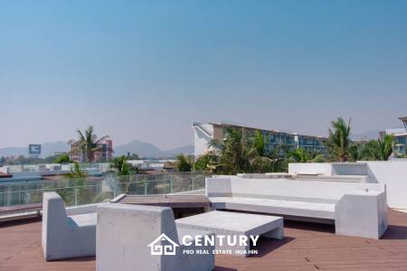 Sea-view Luxlury 3-bedroom  condominium