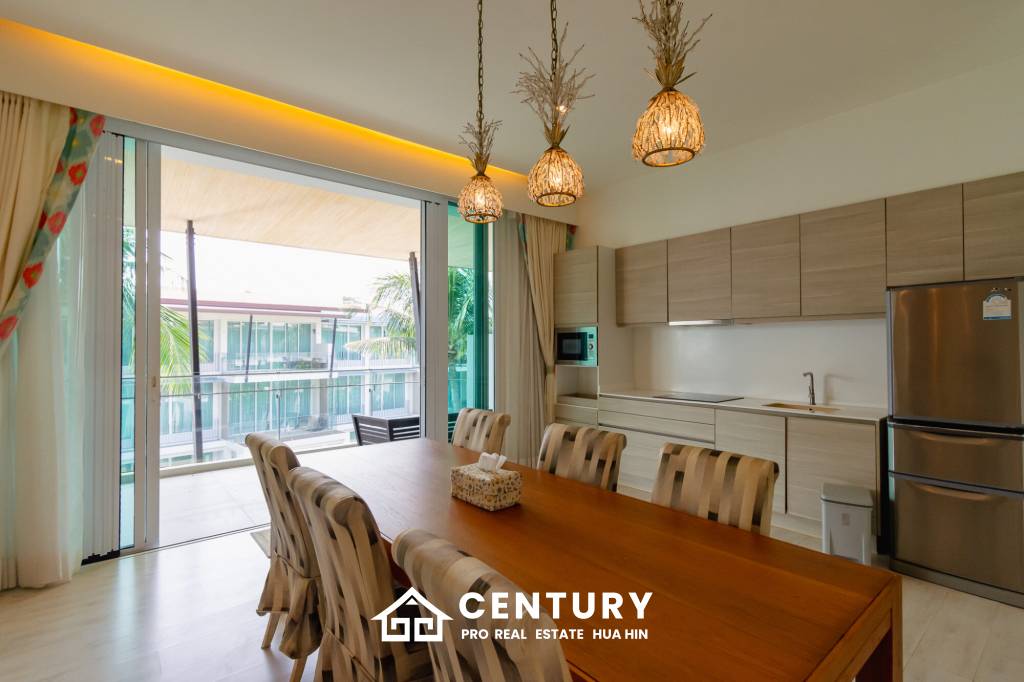 Sea-view Luxlury 3-bedroom  condominium