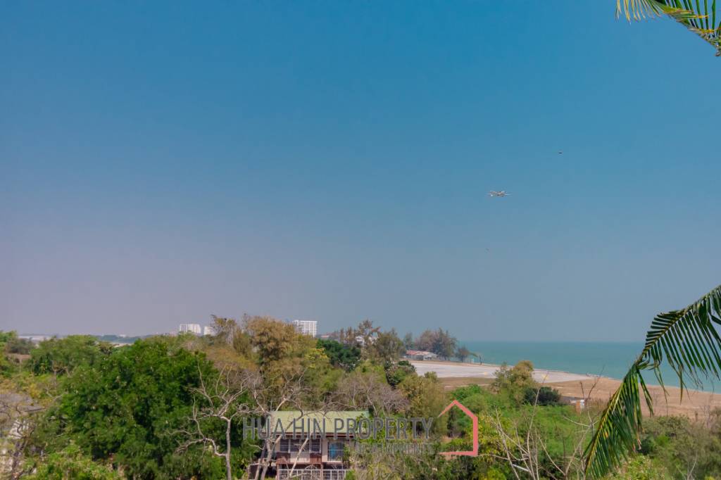 Sea-view Luxlury 3-bedroom  condominium