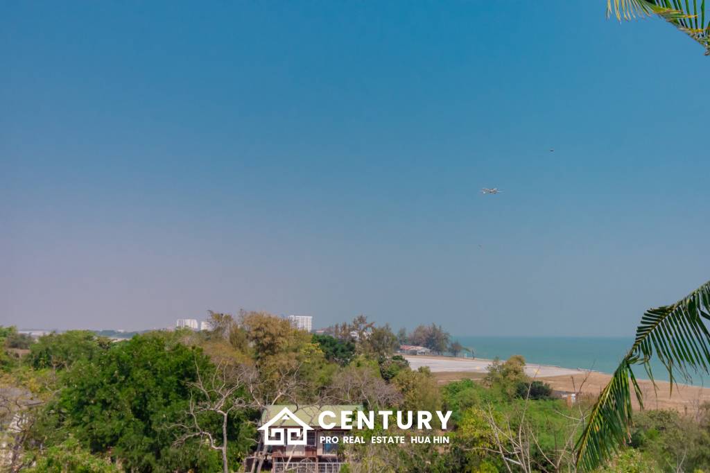 Sea-view Luxlury 3-bedroom  condominium