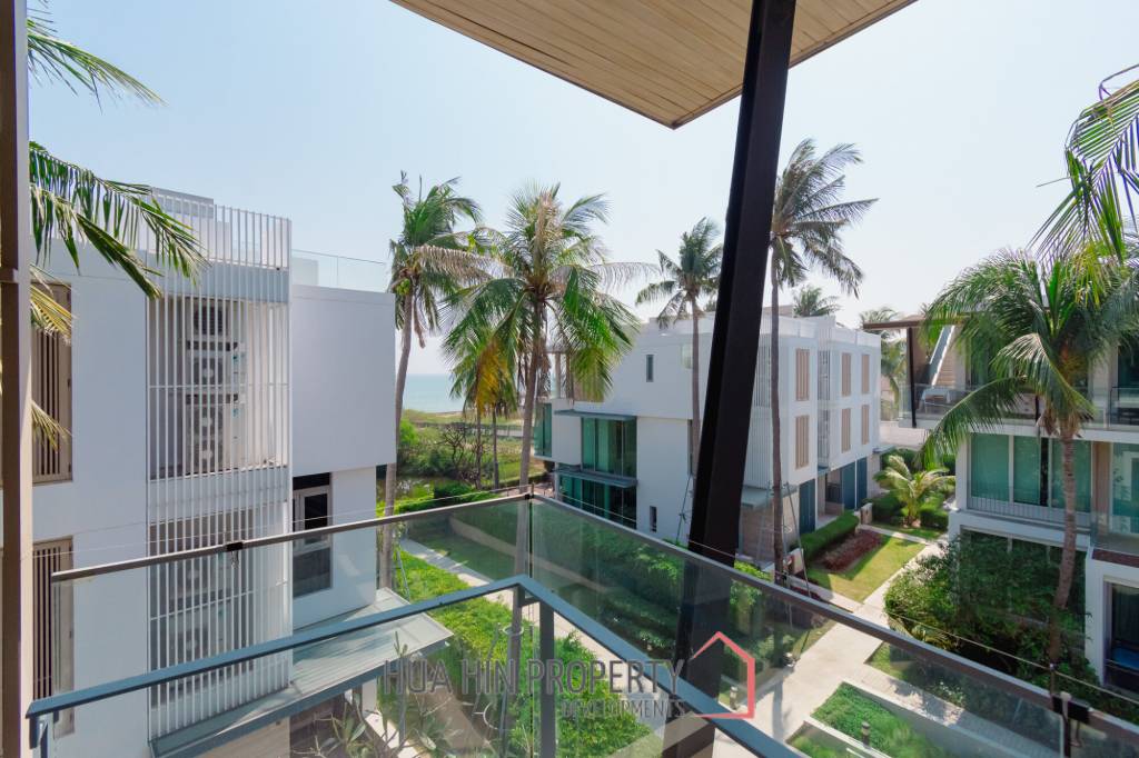 Sea-view Luxlury 3-bedroom  condominium