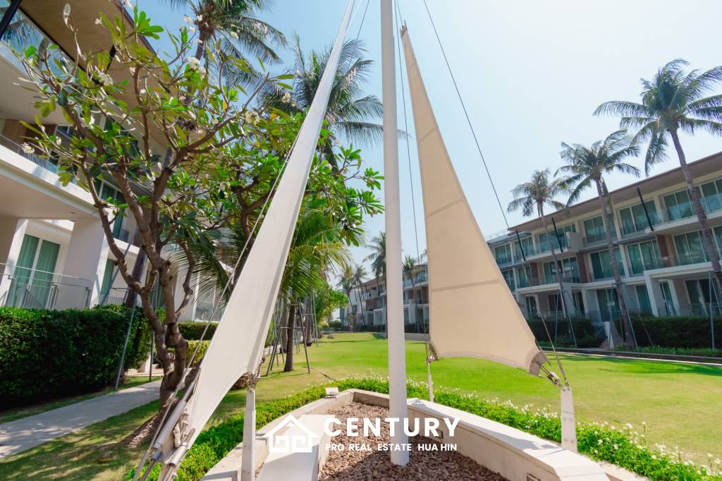 Sea-view Luxlury 3-bedroom  condominium