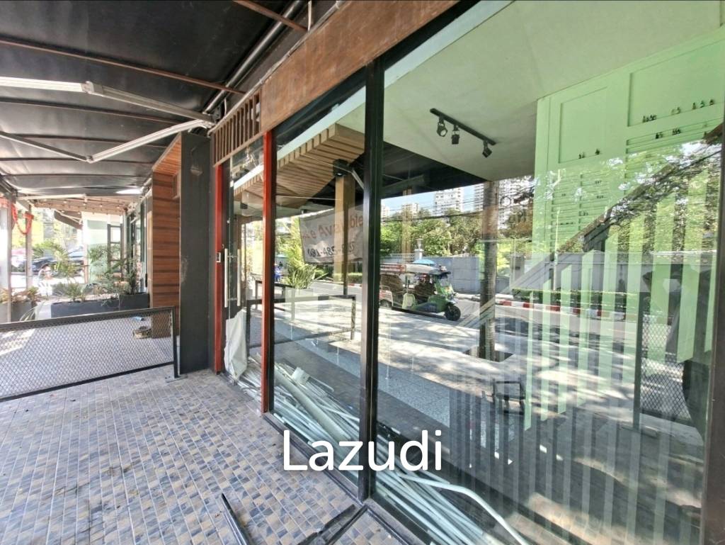 185SQM Restaurant/Bar on Corner Sukhumvit 53 Community Area