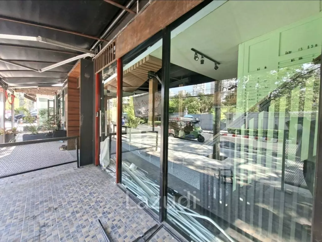 185SQM Restaurant/Bar on Corner Sukhumvit 53 Community Area