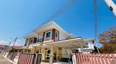 Pannasub 8: 3 Schlafzimmer / 3 Bäder mit 1 Büroraum in der Soi 88 zur Miete