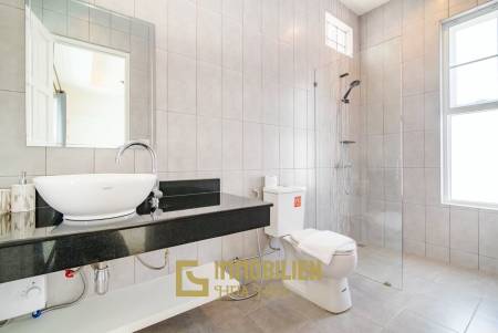 Neuwertig / privater Pool / voll möbliert