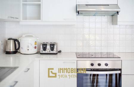 Neuwertig / privater Pool / voll möbliert