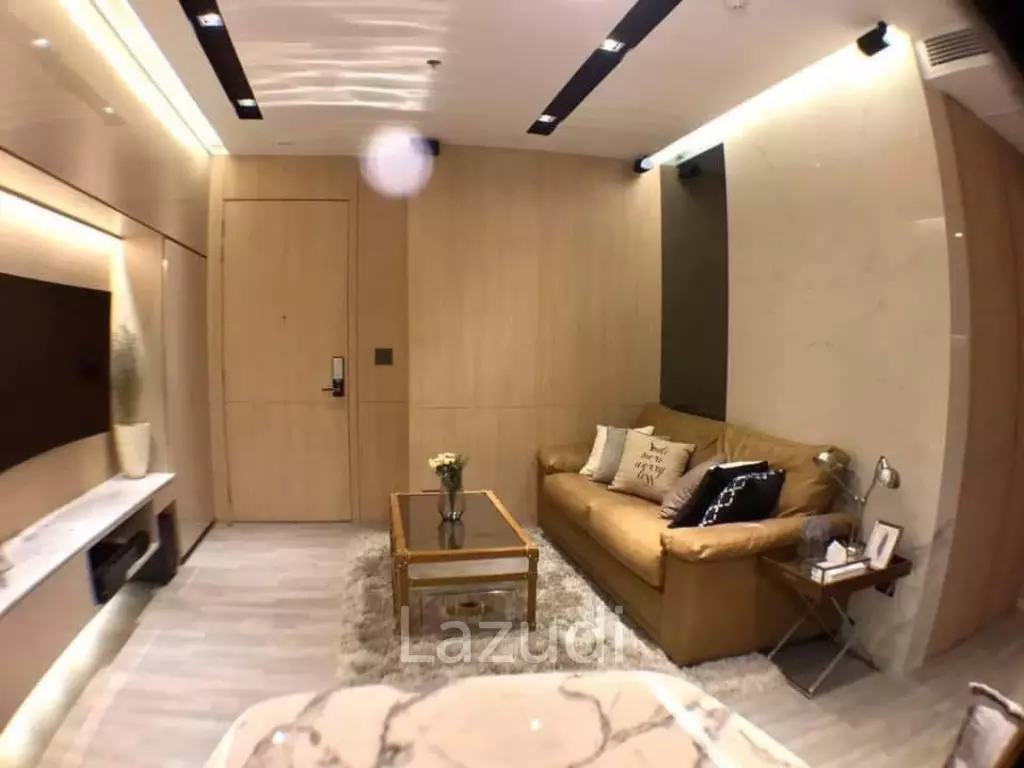 59 sqm high-floor condo at The Room BTS Wongwian Yai, Khlong San