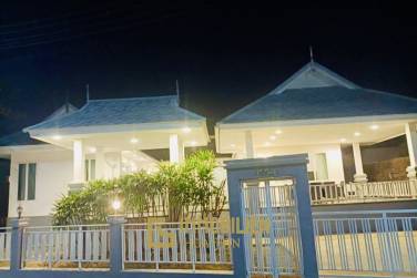 Surface habitable de 300 m² / entièrement meublé / 3 chambres + 4 salles de bain