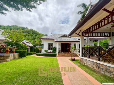 840 qm Grundstück / einladende Holzterrasse / edle Holzböden