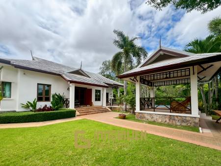 840 qm Grundstück / einladende Holzterrasse / edle Holzböden