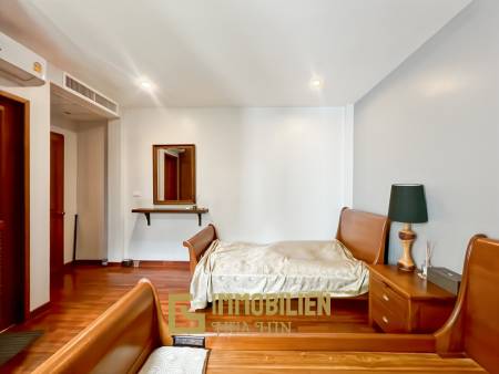 840 qm Grundstück / einladende Holzterrasse / edle Holzböden