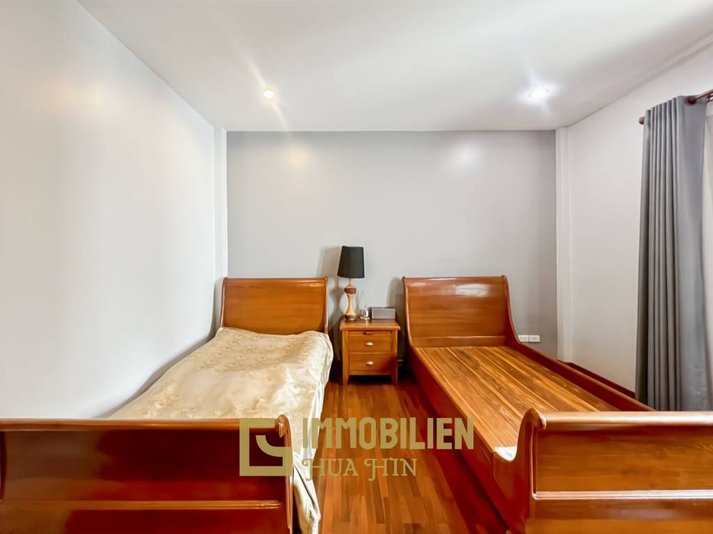 840 qm Grundstück / einladende Holzterrasse / edle Holzböden