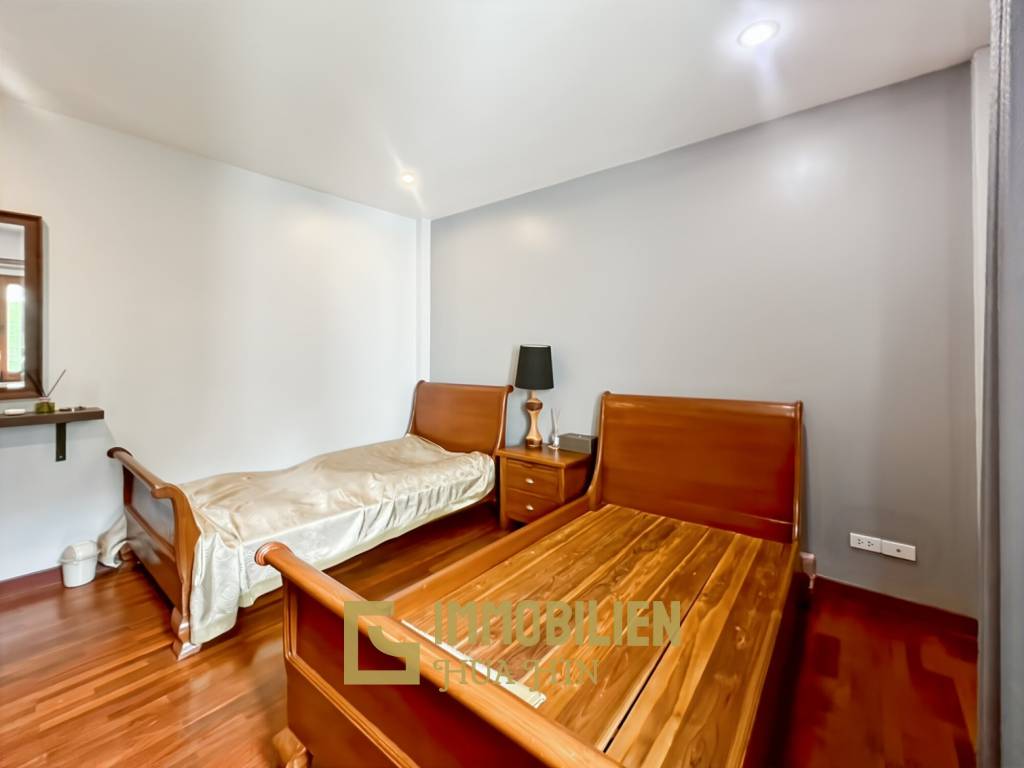 840 qm Grundstück / einladende Holzterrasse / edle Holzböden