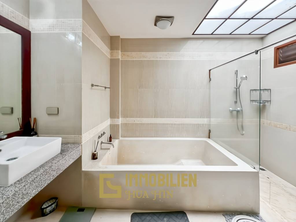 840 qm Grundstück / einladende Holzterrasse / edle Holzböden