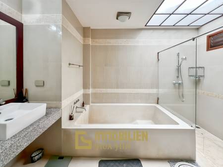 840 qm Grundstück / einladende Holzterrasse / edle Holzböden