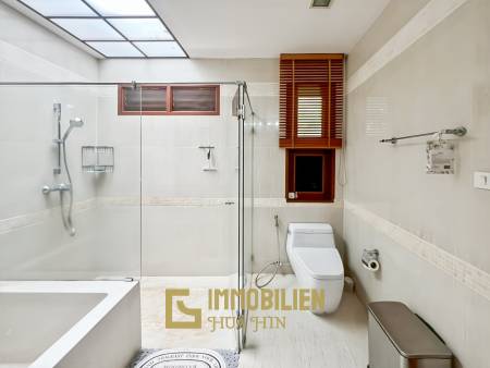 840 qm Grundstück / einladende Holzterrasse / edle Holzböden