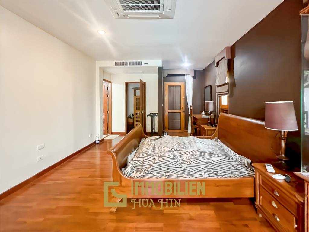 840 qm Grundstück / einladende Holzterrasse / edle Holzböden