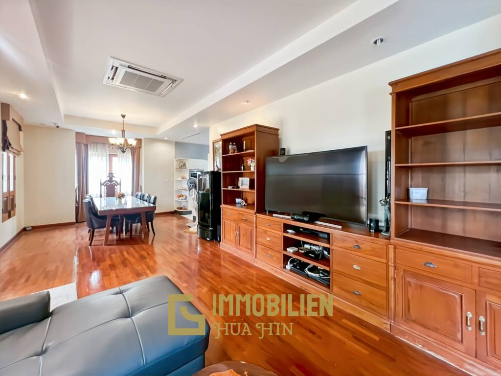 840 qm Grundstück / einladende Holzterrasse / edle Holzböden