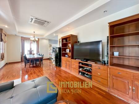 840 qm Grundstück / einladende Holzterrasse / edle Holzböden