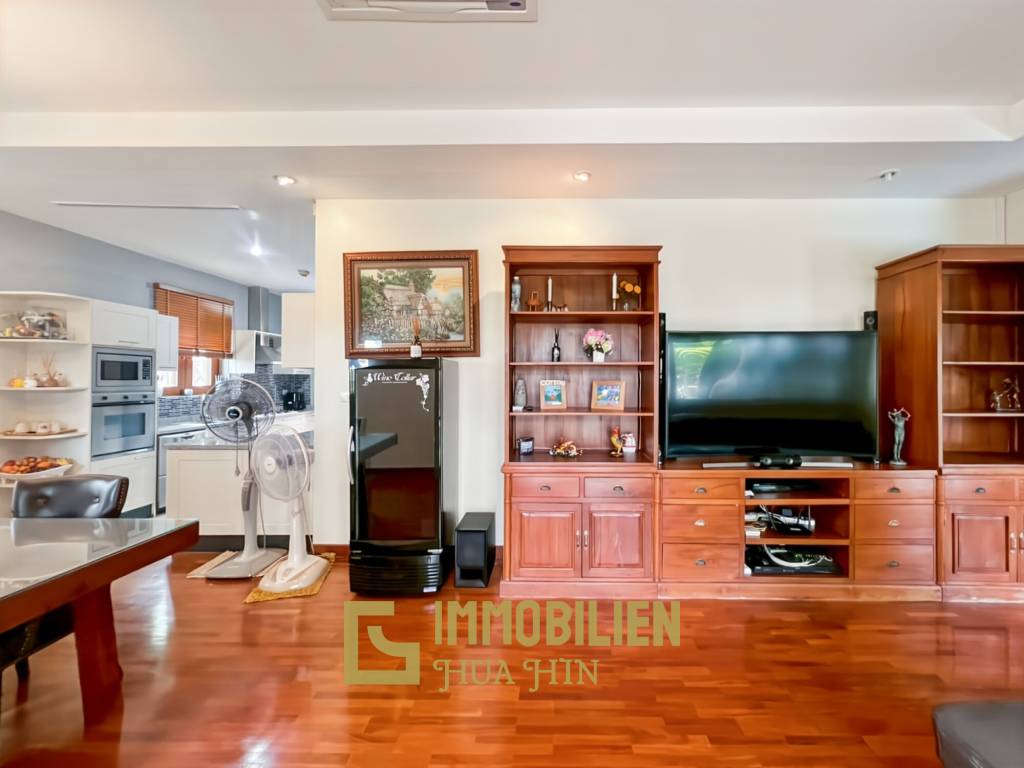 840 qm Grundstück / einladende Holzterrasse / edle Holzböden