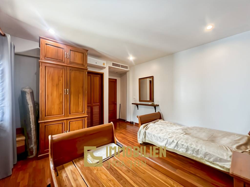 840 qm Grundstück / einladende Holzterrasse / edle Holzböden