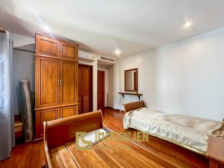 840 qm Grundstück / einladende Holzterrasse / edle Holzböden