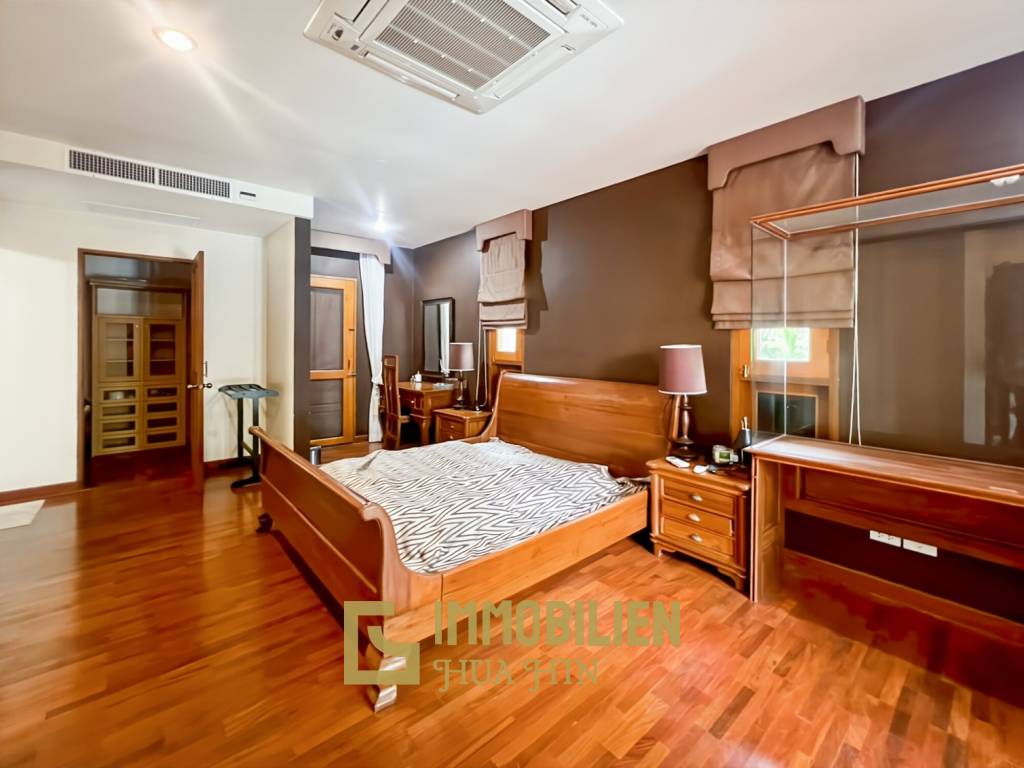 840 qm Grundstück / einladende Holzterrasse / edle Holzböden