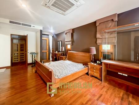 840 qm Grundstück / einladende Holzterrasse / edle Holzböden