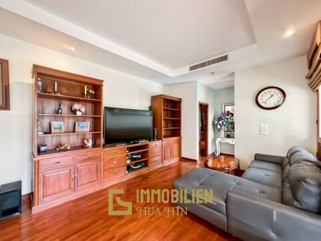 840 qm Grundstück / einladende Holzterrasse / edle Holzböden