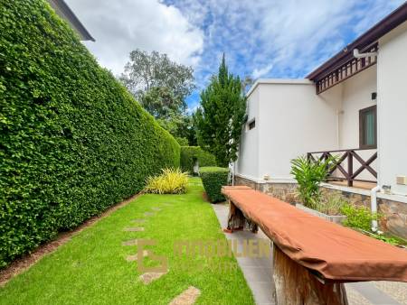 840 qm Grundstück / einladende Holzterrasse / edle Holzböden