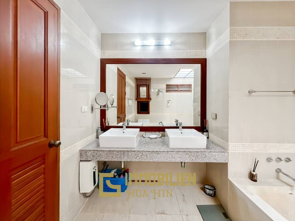 840 qm Grundstück / einladende Holzterrasse / edle Holzböden