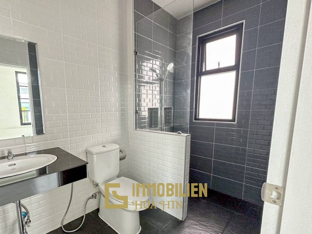 privater Pool / 3 Schlafzimmer + 3 Bäder / kompakte Küche