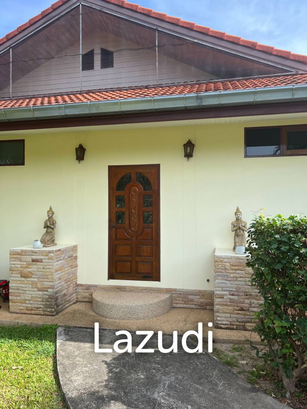 Beautiful 2-bedroom house with large land plot and garden