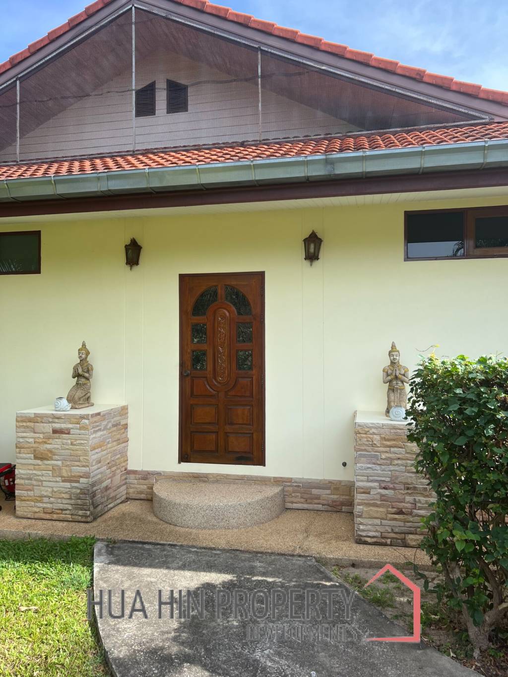 Beautiful 2-bedroom house with large land plot and garden